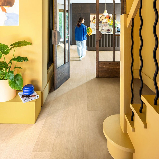 Quick-Step Impressive IM3105 white varnished oak laminate in a hallway